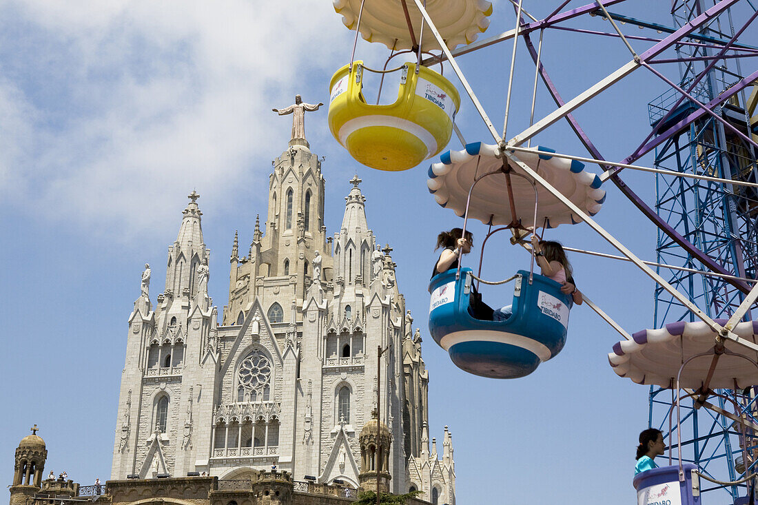 Vergnügungspark und Kirche Sagrat Cor auf dem Berg Tibidabo, Barcelona, Katalonien, Spanien