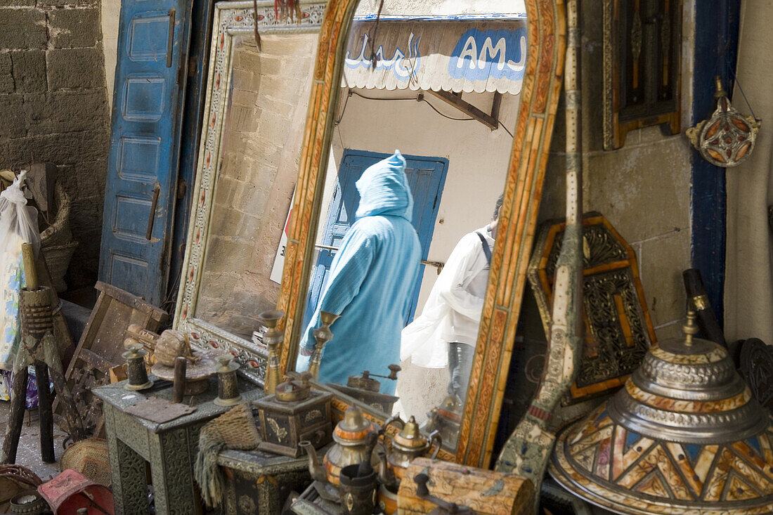 Antiquitäten auf dem Markt in Essaouira, Marokko