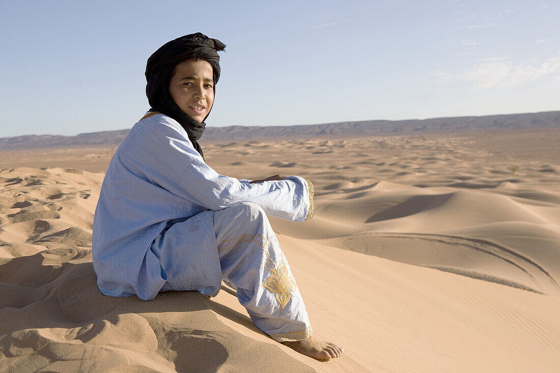 Berberjunge in den Sanddünen, Dunes de Juifs, Wüste in der Nähe von Zagora, Sahara, Marokko