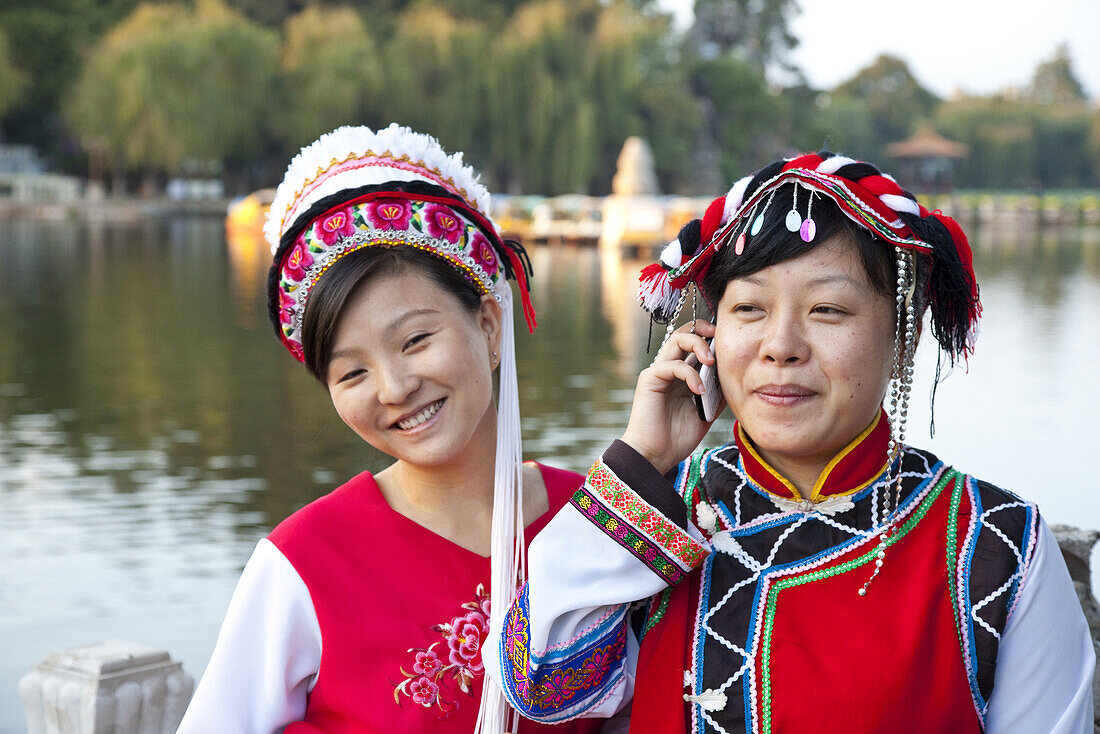 Portrait von zwei chinesischen Frauen in traditioneller Tracht, Angehörige der Bai Minderheit, Dianchi See im Daguan Park, Nordwesten der Stadt Kunming, Kunming, Yunnan, Volksrepublik China, Asien