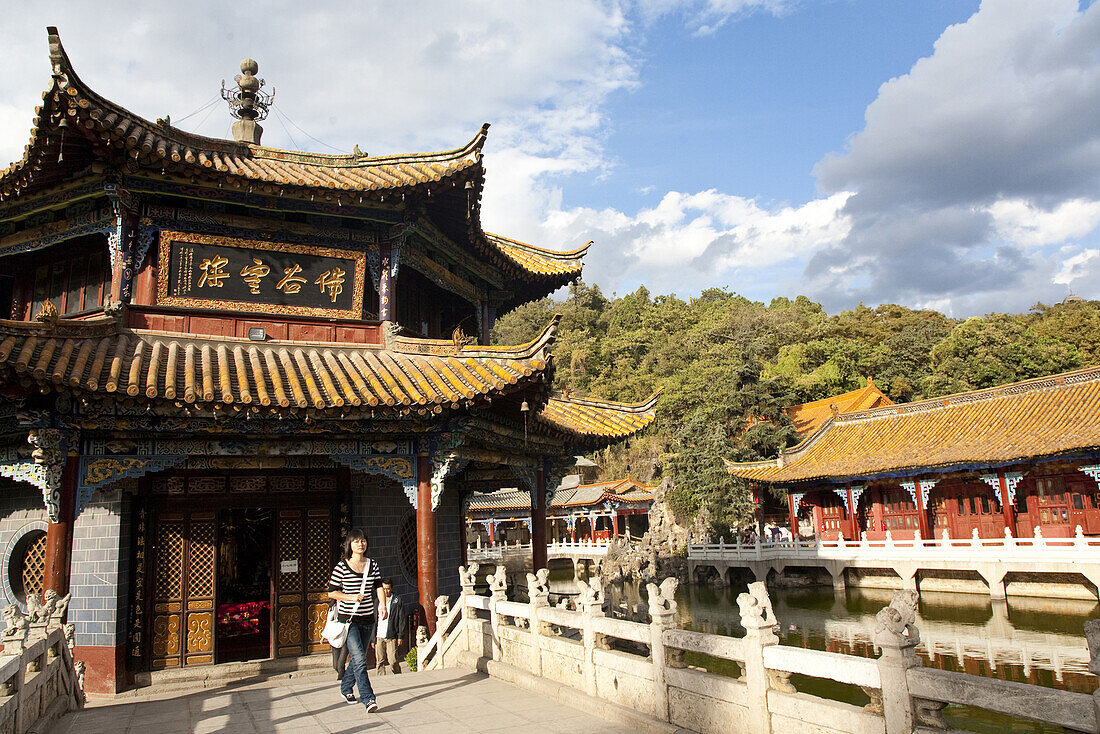 Menschen vor dem Yuantong Tempel, grösster buddhistischer Tempelkomplex in Kunming, Yunnan, Volksrepublik China, Asien