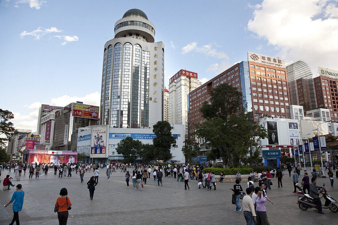 Menschen in einer Einkaufsstrasse, modernes Stadtzentrum von Kunming, Yunnan, Volksrepublik China, Asien
