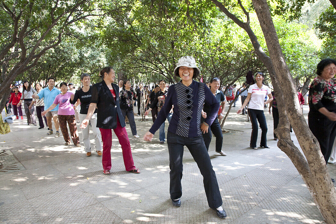 Tanzgruppe, Menschen tanzen im Grüner See Park im Zentrum von Kunming, Yunnan, Volksrepublik China, Asien