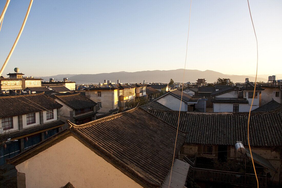 Dächer in der Altstadt von Dali bei Sonnenaufgang, Yunnan, Volksrepublik China, Asien