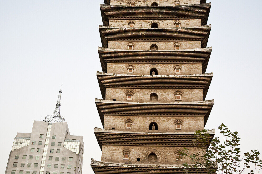 Pagode des Westtempels im modernen Stadtzentrum von Kunming, Yunnan, Volksrepublik China, Asien