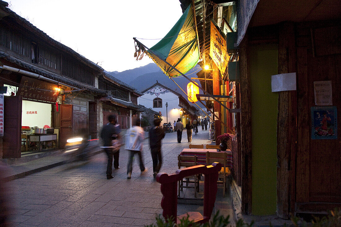 Menschen in einer Gasse der Altstadt am Abend, Dali, Yunnan, Volksrepublik China, Asien