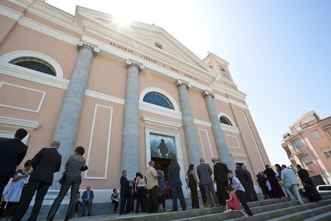 Menschen vor der Kathedrale Santa Maria della Neve, Nuoro. Sardinien, Italien, Europa