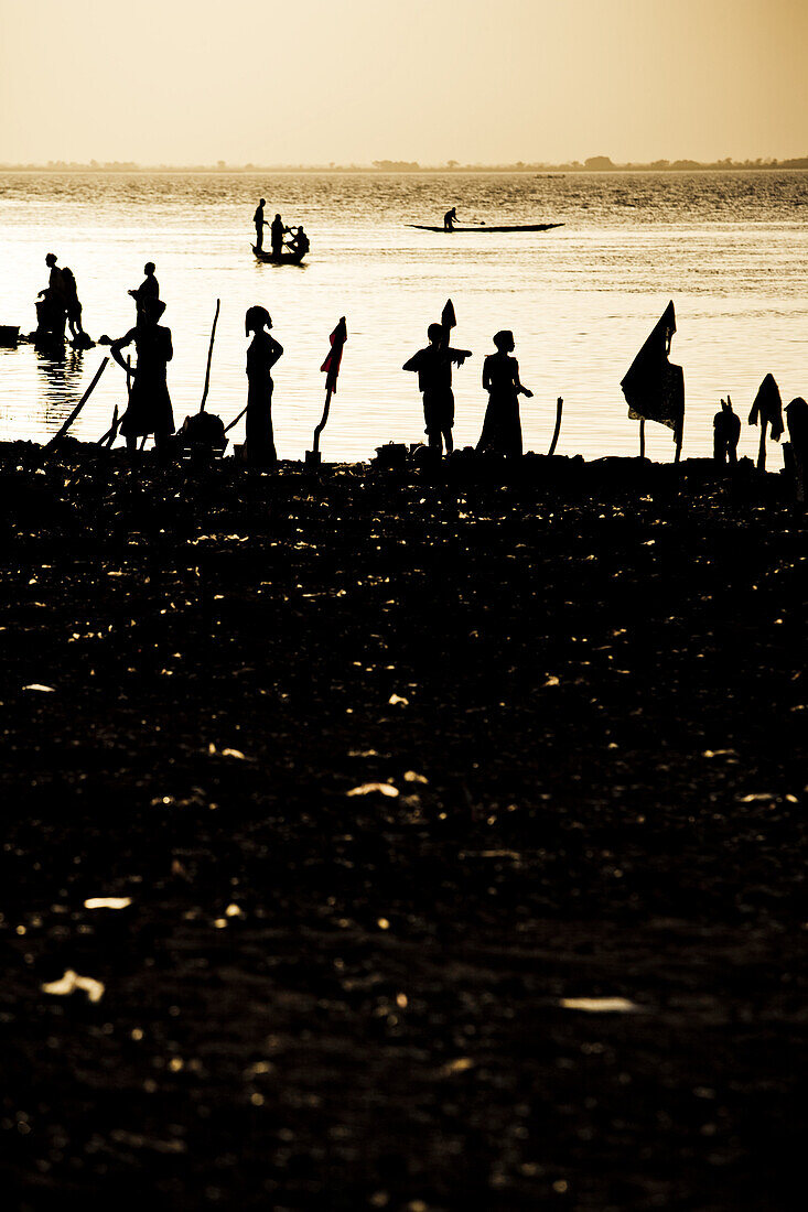 Silhouetten von Menschen am Ufer des Niger im Abendlicht, Sagou, Mali, Afrika