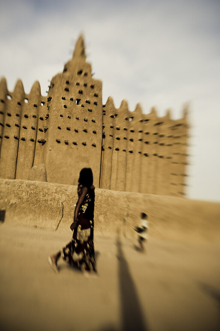 People in front of the mosque of Djenna, Mali, Africa