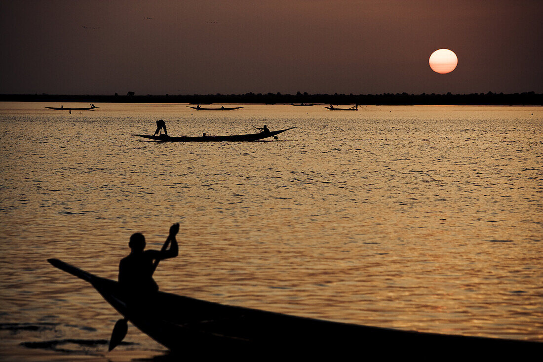Menschen in Booten auf dem Niger bei Sonnenuntergang, Mopti, Mali, Afrika