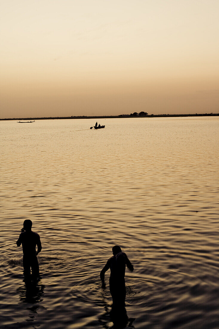 Zwei Männer waschen sich im Fluss Niger am Abend, Mopti, Mali, Afrika