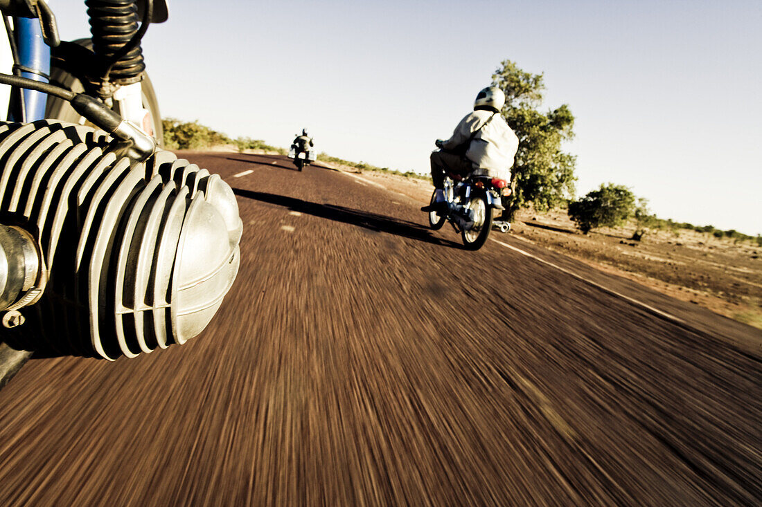 Motorräder auf einer Strasse im Sonnenlicht, Mali, Afrika
