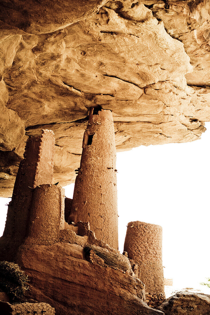 Lehmbauten unter einer Felswand im Gebiet der Dogon, La Falaise da Bandiagara, Mali, Afrika