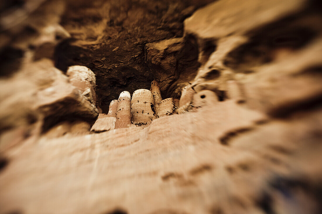 Lehmbauten unter einer Felswand im Gebiet der Dogon, La Falaise da Bandiagara, Mali, Afrika