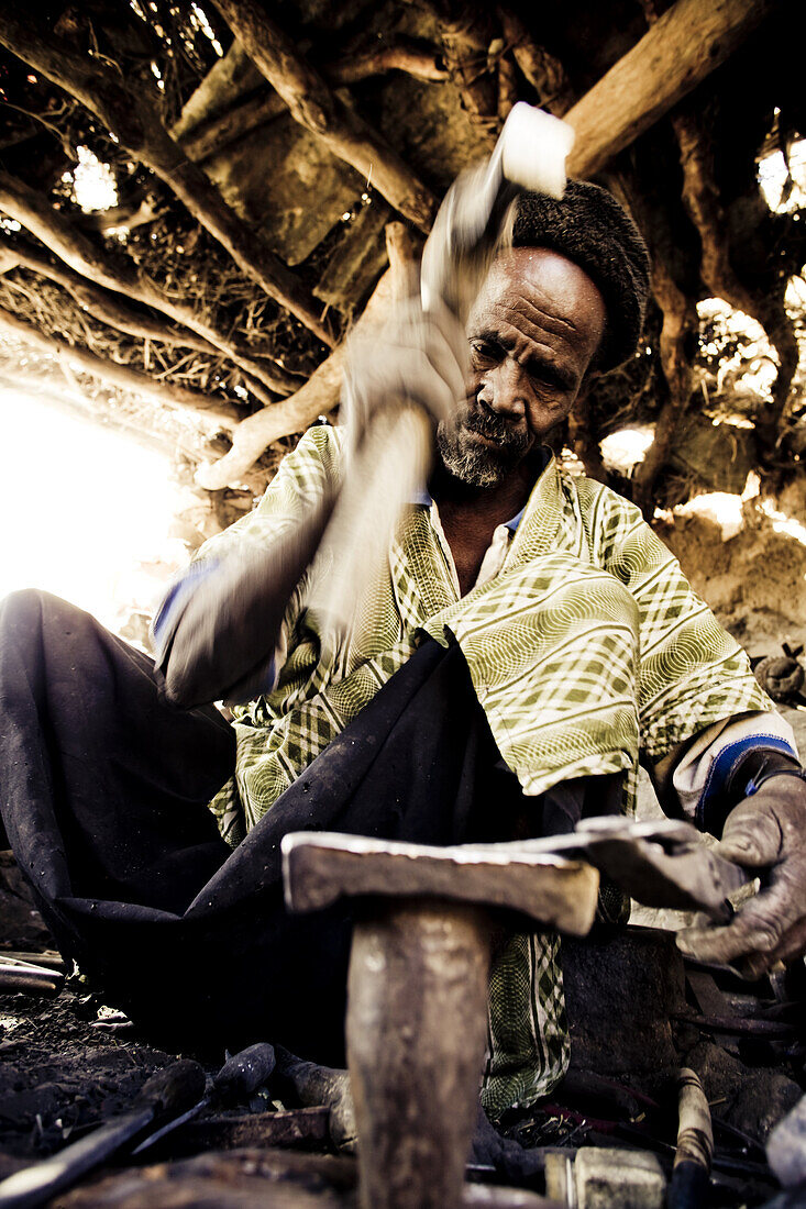 Afrikanischer Schmied in einer Hütte, Sangha, La Falaise de Bandiagara, Mali, Afrika