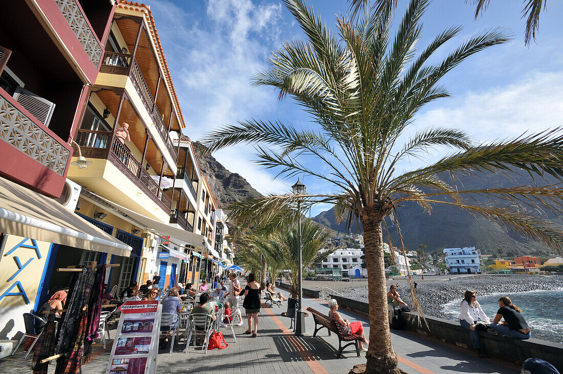 Touristen in Cafes auf der Promenade, Playa de la Calera, Valle Gran Rey, Gomera, Kanarische Inseln, Spanien, Europa