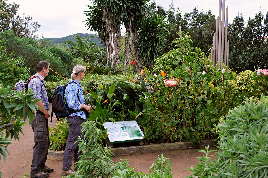 Zwei Wanderer betrachten ein Schild, Centro de Visitantes, Juegos de Bolas, Nordküste, Gomera, Kanarische Inseln, Spanien, Europa