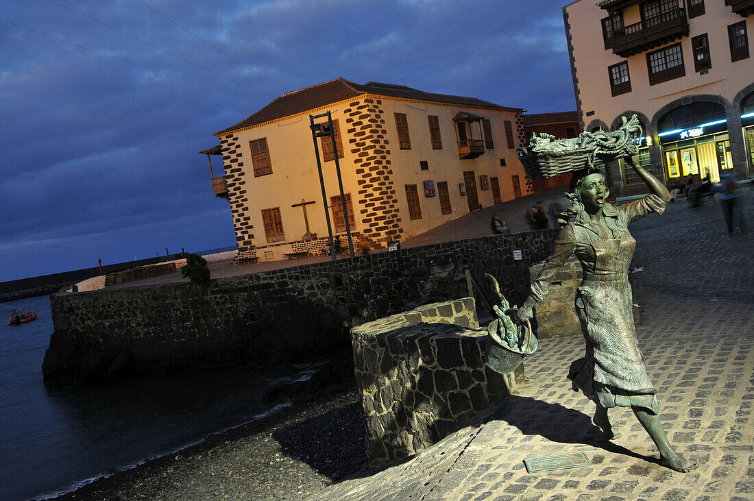 Statue am alten Hafen in Puerto de la Cruz am Abend, Teneriffa, Kanarische Inseln, Spanien, Europa