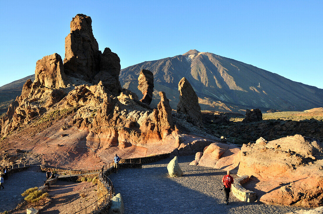 Teide with Los Roques in Las Canadas, hikers at Parque National del Teide, Tenerife, Canary Isles, Spain, Europe