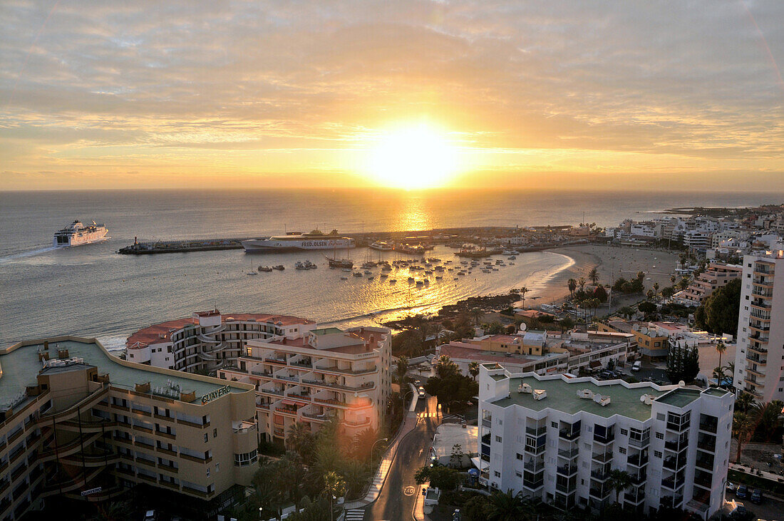 Hafenstadt Los Cristianos bei Sonnenuntergang, Teneriffa, Kanarische Inseln, Spanien, Europa