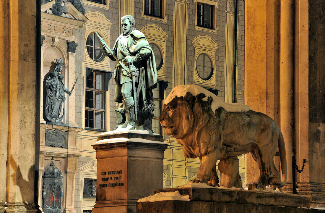 Monument Graf von Tilly und Löwe vor der Feldherrnhalle am Abend, Odeonsplatz, Winter in München, Bayern, Deutschland, Europa