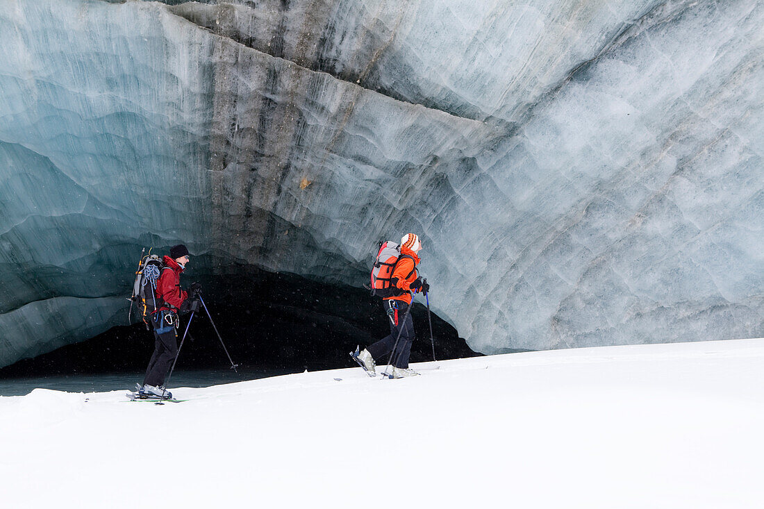 Zwei Skitourengeherinnen vor Gletscherabbruch, Gornergletscher, Kanton Wallis, Schweiz