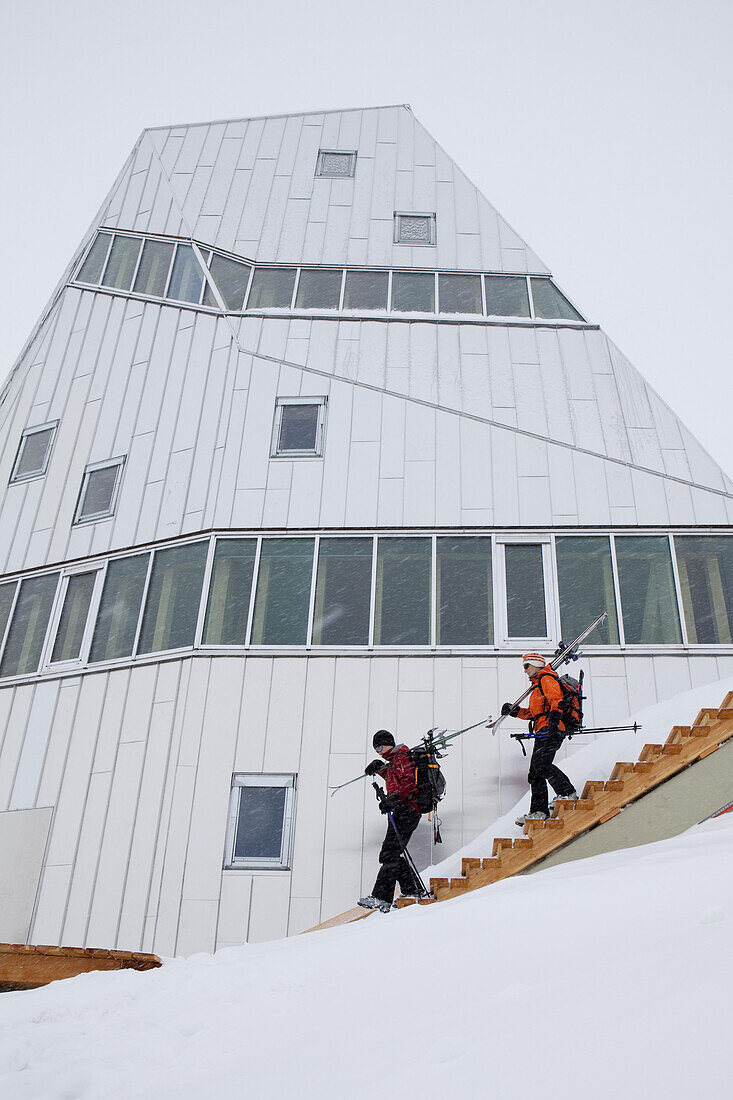 Zwei Skitourengeherinnen erreichen Monte-Rosa-Hütte, Zermatt, Kanton Wallis, Schweiz