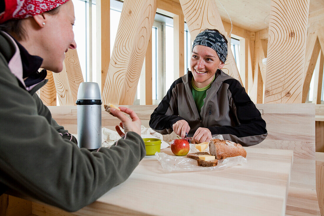 Zwei Frauen machen Brotzeit, Neue Monte-Rosa-Hütte, Zermatt, Kanton Wallis, Schweiz