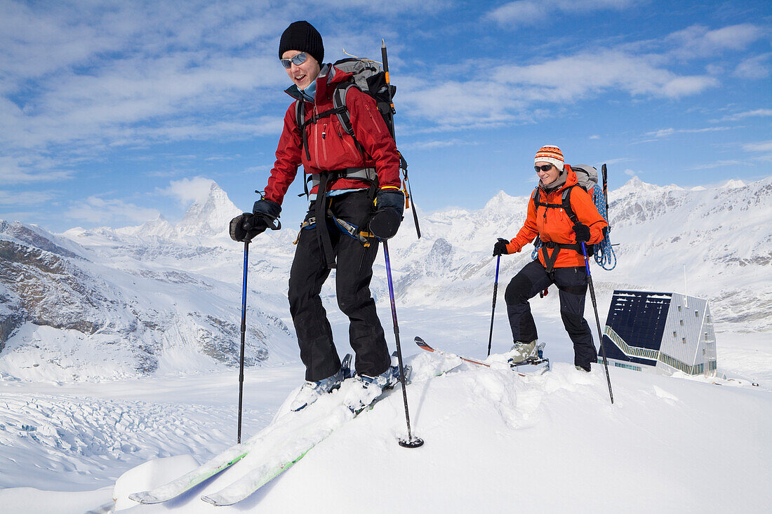 Zwei Skitourengeherinnen, Monte-Rosa-Hütte im Hintergrund, Kanton Wallis, Schweiz