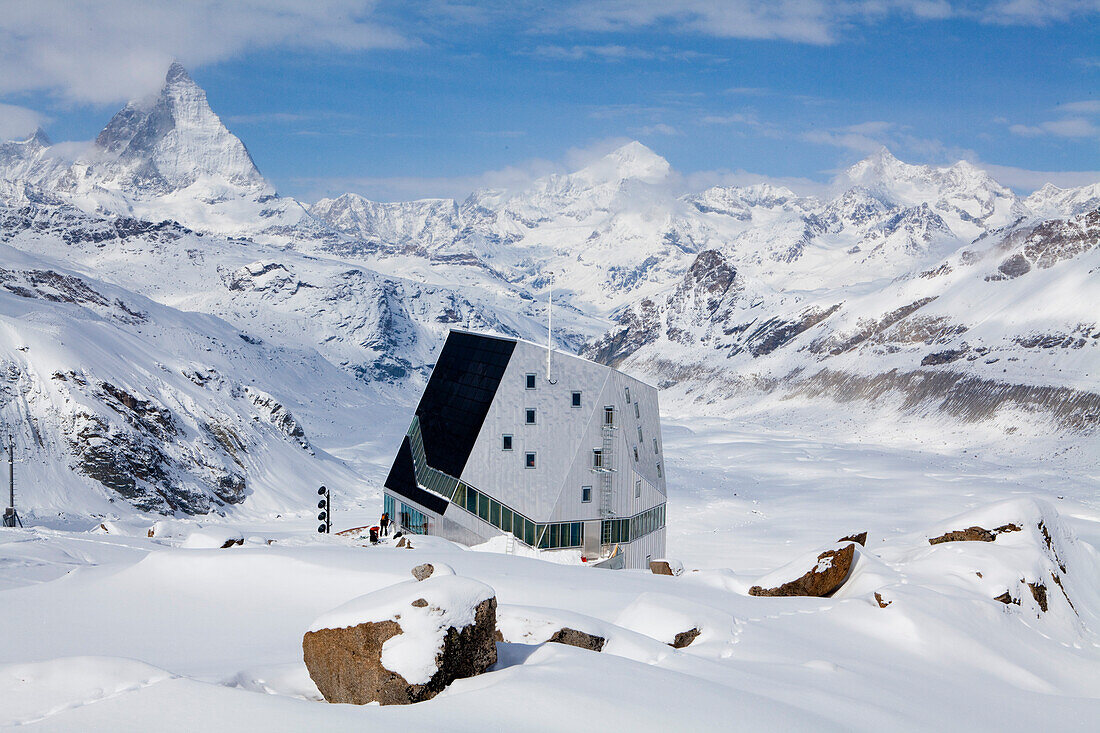 Neue Monte-Rosa-Hütte, Matterhorn im Hintergrund, Zermatt, Kanton Wallis, Schweiz