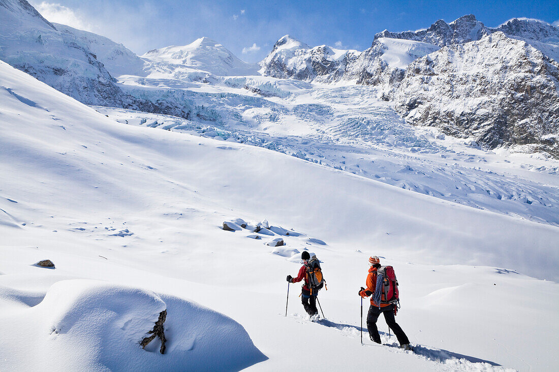 Zwei Skitourengeherinnen beim Aufstieg, Walliser Alpen, Kanton Wallis, Schweiz