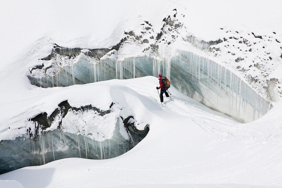 Skifahrerin zwischen Gletscherspalten, Gornergletscher, Zermatt, Kanton Wallis, Schweiz