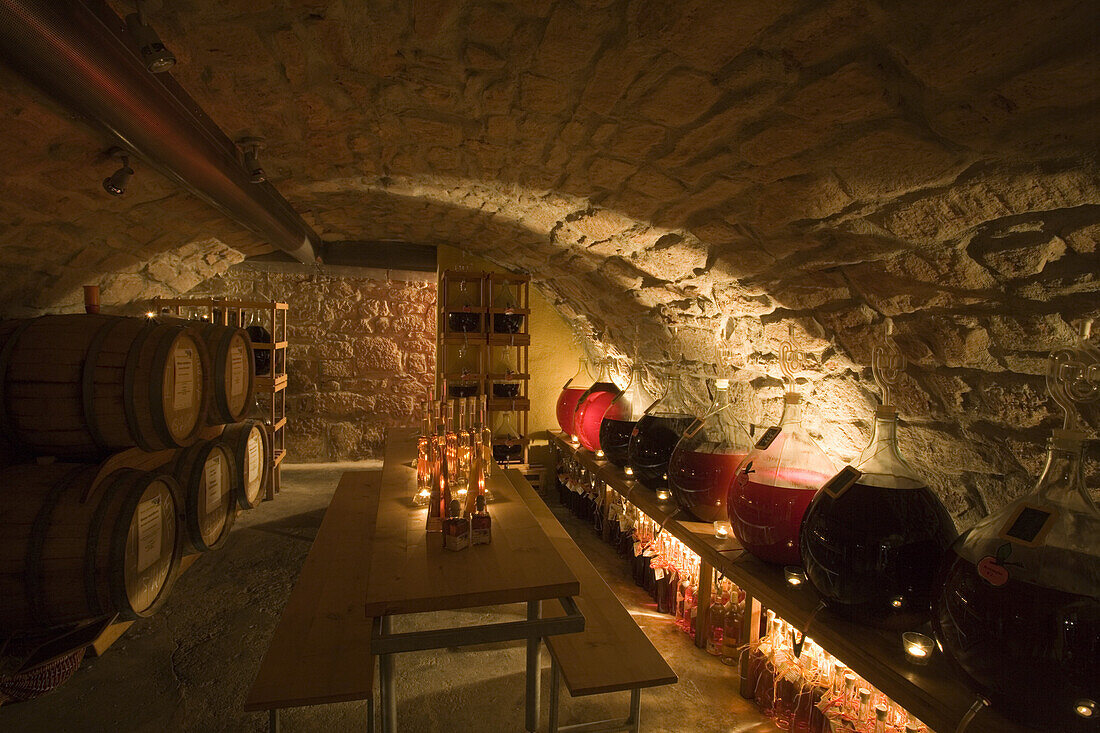 Gewölbekeller mit Apfelwein und Apfelsherry in der Rhöner Schau-Kelterei im Gasthof Zur Krone - das Rhönschaf Hotel, Ehrenberg Seiferts, Rhön, Hessen, Deutschland, Europa