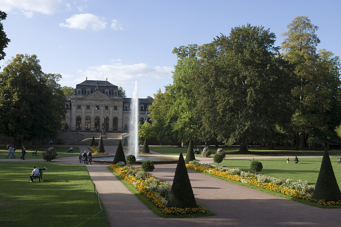 Springbrunnen Fontäne im Fuldaer Schloßpark vor Orangerie, Fulda, Rhön, Hessen, Deutschland, Europa