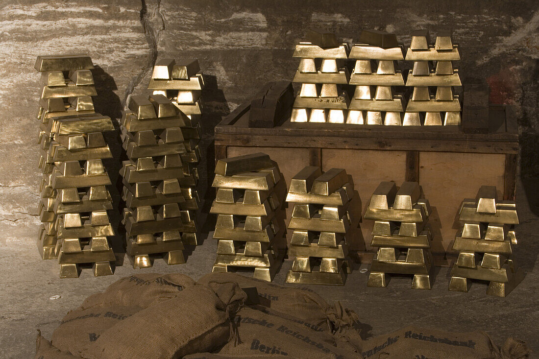 Atrappen von Goldbarren im historischen Goldraum (Schatzkammer) im Erlebnisbergwerk Merkers, Rhön, Thüringen, Deutschland, Europa