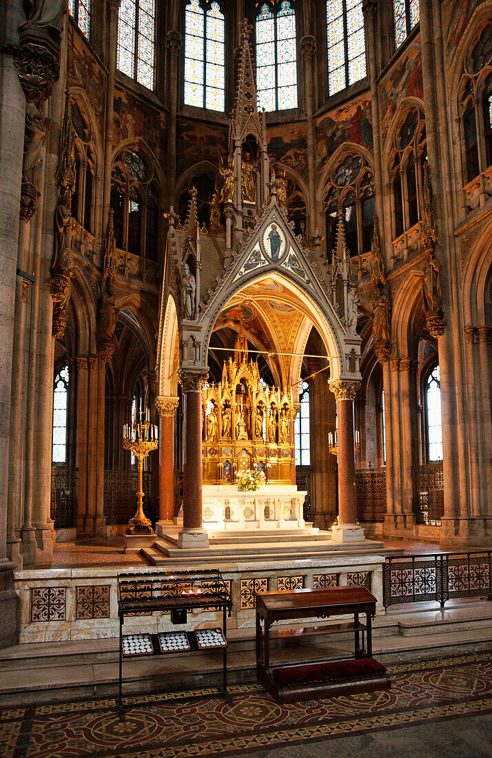 Innenansicht mit Altar, Votivkirche, Wien, Östereich