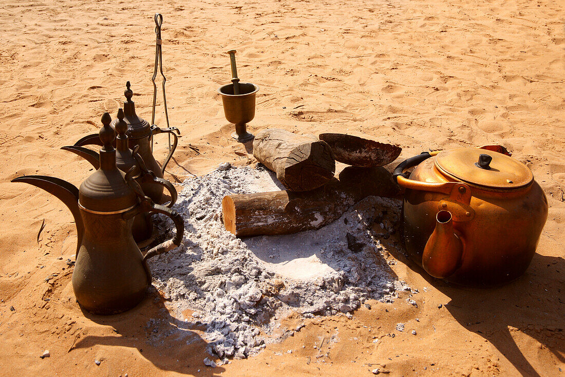 Teekanne und Feuerstelle im Sand, Dubai, VAE, Vereinigte Arabische Emirate, Vorderasien, Asien