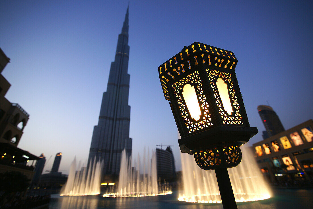 Wasserspiele am Burj Khalifa am Abend, Dubai Fountain, Burj Chalifa, Dubai, VAE, Vereinigte Arabische Emirate, Vorderasien, Asien