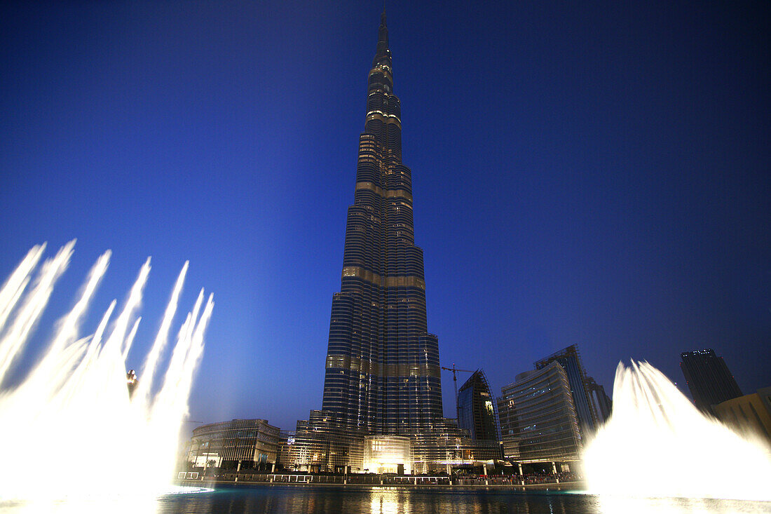Wasserspiele am Burj Khalifa am Abend, Dubai Fountain, Burj Chalifa, Dubai, VAE, Vereinigte Arabische Emirate, Vorderasien, Asien
