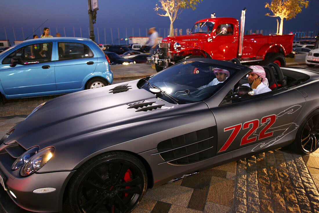Luxusautos an der Jumeirah Beach Residence am Abned, Dubai, VAE, Vereinigte Arabische Emirate, Vorderasien, Asien