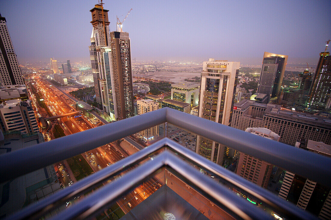 Hochhäuser entlang der Sheikh Zayed Road am Abend, Dubai, VAE, Vereinigte Arabische Emirate, Vorderasien, Asien