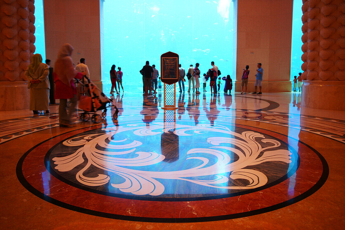 Besucher im Aquarium des Hotel Atlantis, Palm Jumeirah, Dubai, VAE, Vereinigte Arabische Emirate, Vorderasien, Asien