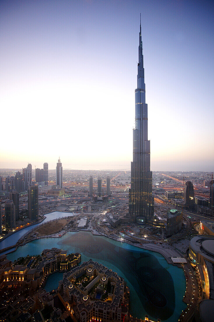 Blick aus großer Höhe auf den Burj Khalifa, Burj Chalifa am Abend, Dubai, VAE, Vereinigte Arabische Emirate, Vorderasien, Asien