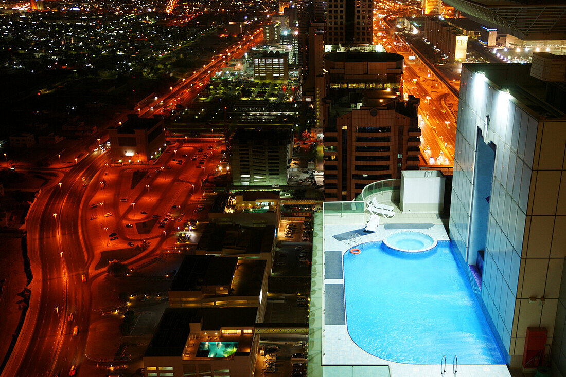 Beleuchteter Pool auf einem Hochhaus, Dubai, VAE, Vereinigte Arabische Emirate, Vorderasien, Asien