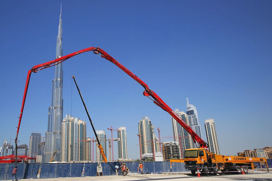 Bauarbeiter und Kran vor dem Burj Khalifa, Burj Chalifa, Dubai, VAE, Vereinigte Arabische Emirate, Vorderasien, Asien