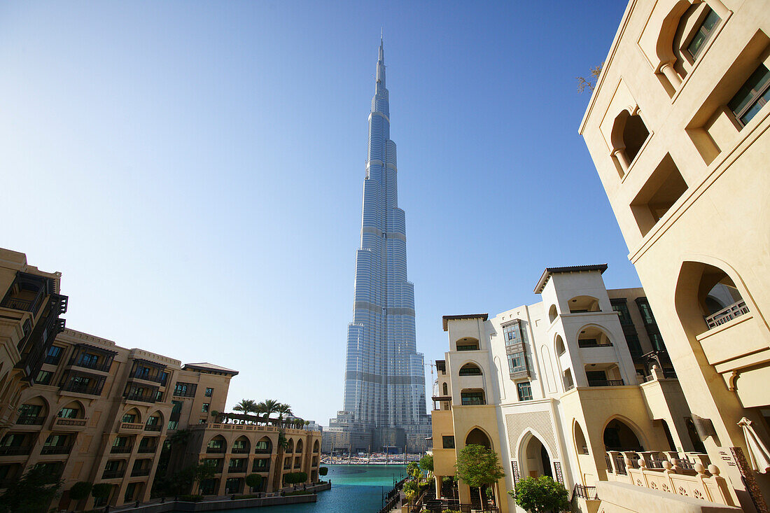 Häuser und Burj Khalifa im Sonnenlicht, Burj Chalifa, Dubai, VAE, Vereinigte Arabische Emirate, Vorderasien, Asien