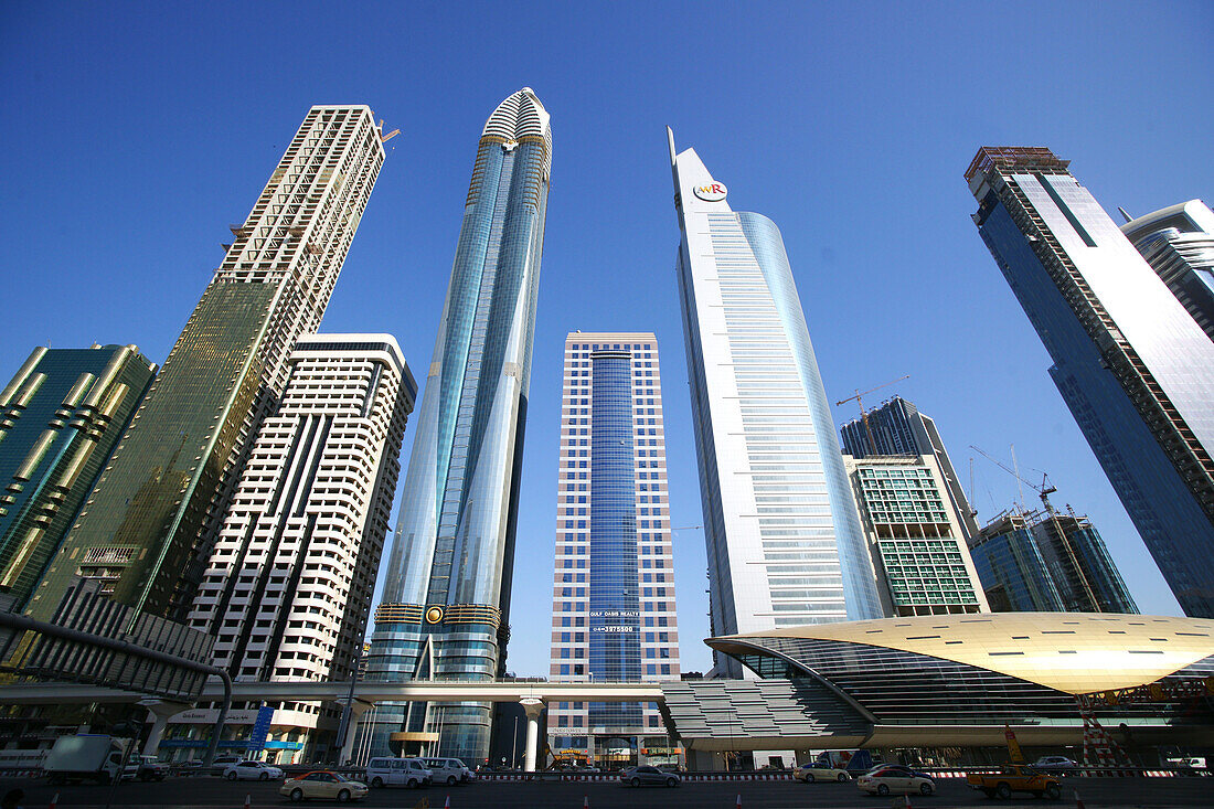 Hochhäuser und U-Bahn Station in der Sheikh Zayed Road, Dubai, VAE, Vereinigte Arabische Emirate, Vorderasien, Asien
