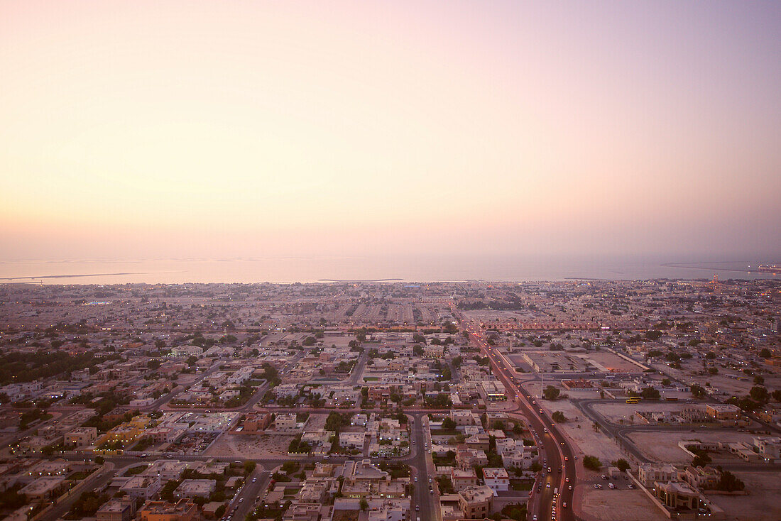 Der Stadtteil Jumeirah vor der Küste in der Abenddämmerung, Arabischer Golf, Dubai, VAE, Vereinigte Arabische Emirate, Vorderasien, Asien