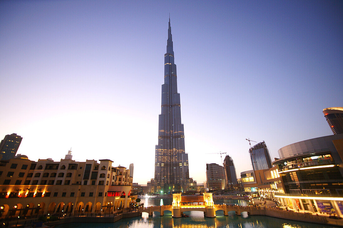 Burj Khalifa am Abend, Burj Chalifa, 828m Höhe, Dubai, VAE, Vereinigte Arabische Emirate, Vorderasien, Asien