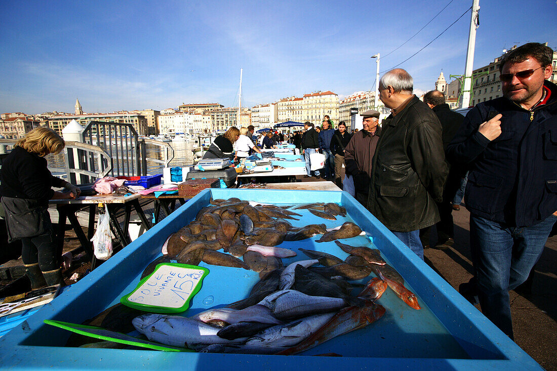 Menschen an einem Stand auf dem Fischmarkt, Marseille, Frankreich, Europa